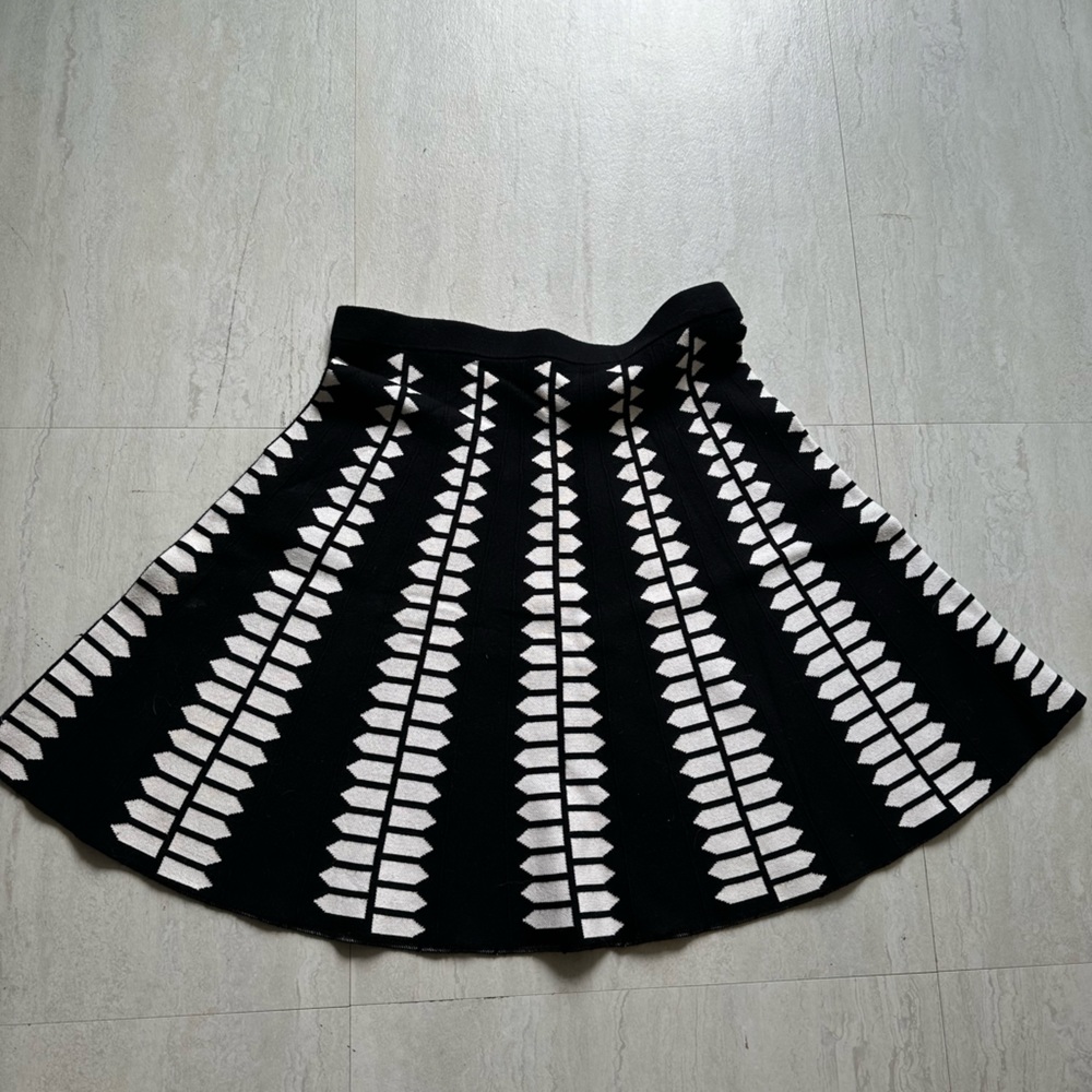 SAKS FIFTH AVENUE WOMENS SKIRT